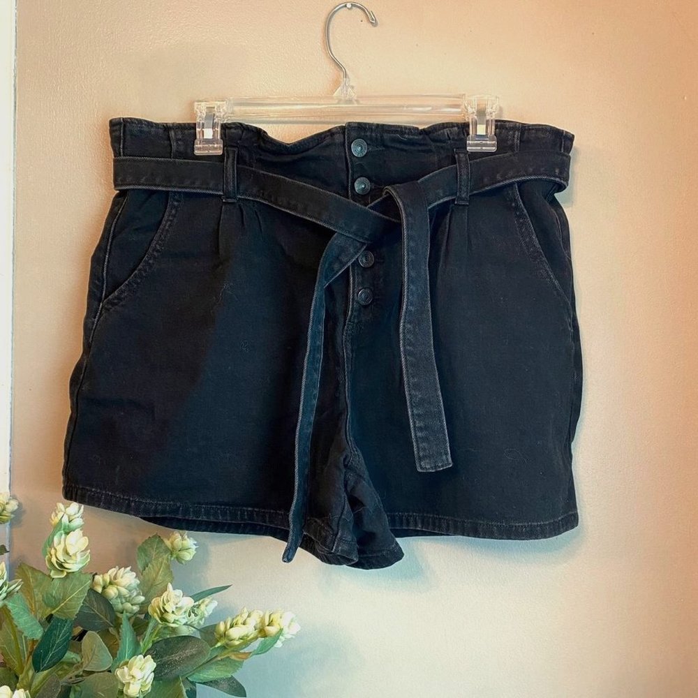 American Eagle black high waisted paper bag mom shorts